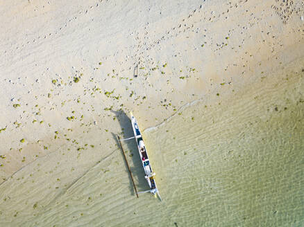 Luftaufnahme von Strand und Banca-Boot - CAVF73472