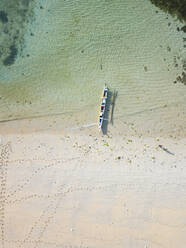 Luftaufnahme von Strand und Banca-Boot - CAVF73473