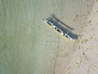 Luftaufnahme von Strand und Banca-Boot - CAVF73474