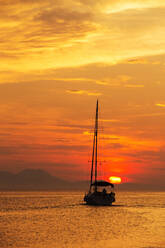 Ein Segelboot bei Sonnenuntergang vor Korfu, von Sivota, Griechenland. - CAVF73485