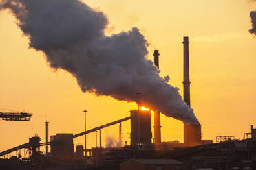 Emissionen aus einem Tata-Stahlwerk in Ijmuiden, Niederlande, bei Sonnenuntergang. - CAVF73502