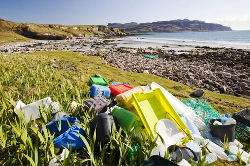 In den Singing Sands an der Westküste der Isle of Eigg, Schottland, Vereinigtes Königreich, angeschwemmter Plastikmüll. - CAVF73504