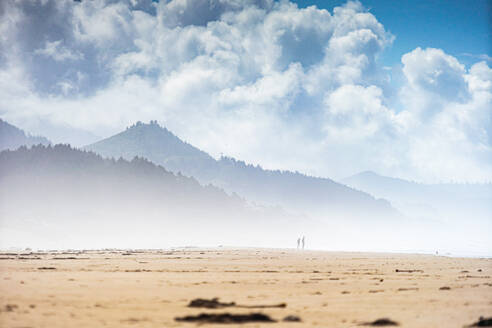 Sommerspaziergang am Cannon Beach an der Küste von Oregon - CAVF73551