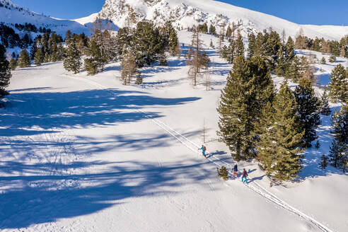 Österreich, Kärnten, Reichenau, Nockberge, Falkert, Menschen beim Skitourengehen an einem sonnigen Tag - DAWF01161