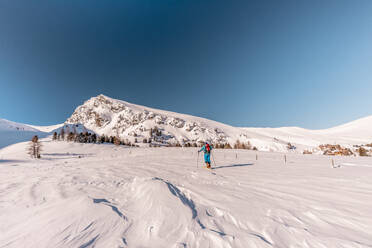 Österreich, Kärnten, Reichenau, Nockberge, Falkert, Mann beim Skitourengehen an einem sonnigen Tag - DAWF01166