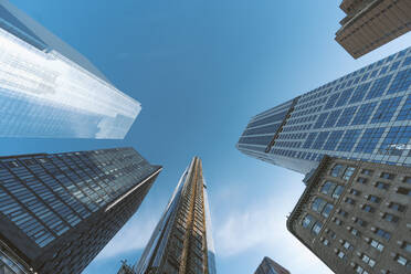 USA, New York, New York City, Blick von unten auf den klaren Himmel über Manhattan-Wolkenkratzer - DAMF00263