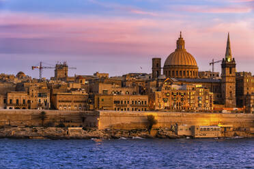 Malta, Valletta, Skyline der Stadt bei Sonnenuntergang und Marsamxett Harbour - ABOF00456