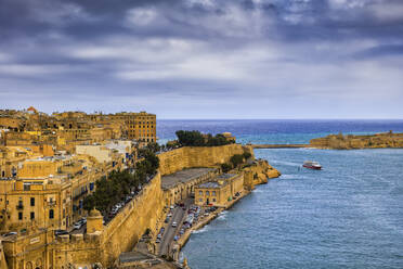 Malta, Valletta, Blick auf das Stadtbild und den Grand Harbour - ABOF00460
