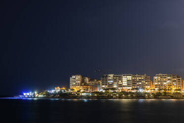 Malta, Sliema, Skyline der Stadt bei Nacht von der St. Julian Bay aus - ABOF00467