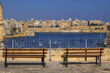 Malta, Valletta, Skyline der Stadt und Grand Harbour von einem Aussichtspunkt mit Bänken - ABOF00468