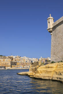 Malta, Birgu, Fort St. Angelo und Blick auf Valetta in der Ferne - ABOF00470