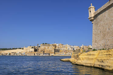 Malta, Birgu, Fort St. Angelo und Blick auf Valetta in der Ferne - ABOF00471