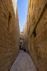 Malta, Mdina, Narrow cobbled street and medieval stone walls in old capital - Silent City - ABOF00483