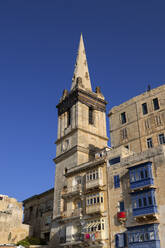 Malta, Valletta, Pro-Kathedrale und Stiftskirche St. Paul, Turm und alte Häuser - ABOF00487