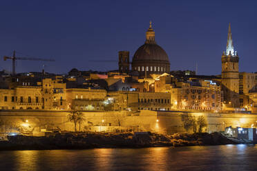 Malta, Valletta, Beleuchtete Stadtsilhouette über dem Meer bei Nacht - ABOF00490