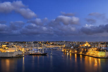 Malta, Birgu, Senglea, Illuminated city at dusk and Grand Harbour with Vittoriosa Yacht Marina - ABOF00492