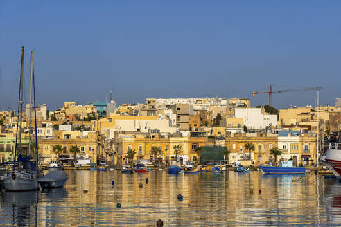 Malta, Marsaxlokk, Skyline der Fischerstadt und Mittelmeer - ABOF00494