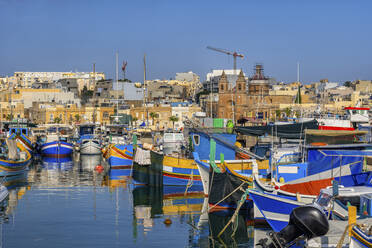 Malta, Marsaxlokk, Hafen der Fischerstadt mit traditionellen Luzzu-Booten - ABOF00495