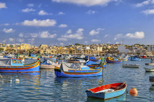 Malta, Marsaxlokk, Hafen der Fischerstadt mit traditionellen Luzzu-Booten - ABOF00496