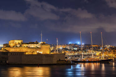 Malta, Birgu, Fort St. Angelo und Vittoriosa Yacht Marina im Grand Harbour bei Nacht - ABOF00498