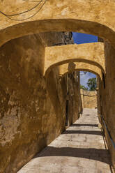 Malta, Gozo, Victoria, Enge Gasse der historischen Stadt Cittadella - ABOF00504