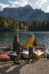 Ehepaar an den Laghi di Fusine, Friaul-Julisch Venetien, Italien - MAUF03223