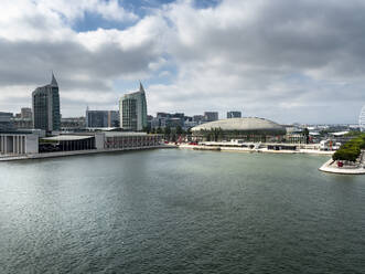 Portugal, Lissabon, Wolken über der Stadt am Wasser mit Torre Sao Gabriel, Torre Sao Rafael und Altice Arena im Hintergrund - AMF07754