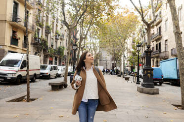 Young woman exploring the city, Barcelona, Spain - VABF02528