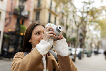 Junge Frau beim Fotografieren in der Stadt, Barcelona, Spanien - VABF02530