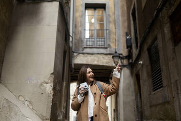 Happy young woman exploring the city, Barcelona, Spain - VABF02531