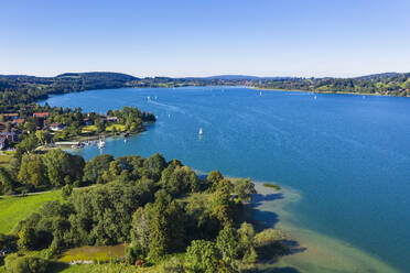 Deutschland, Bayern, Bad Wiessee, Luftaufnahme des Tegernsees und der Stadt am Seeufer im Sommer - SIEF09383