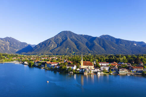 Deutschland, Bayern, Rottach-Egern, Luftbild von klarem Himmel über der Stadt am See - SIEF09385