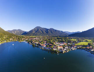 Deutschland, Bayern, Rottach-Egern, Luftbild von klarem Himmel über der Stadt am See - SIEF09387