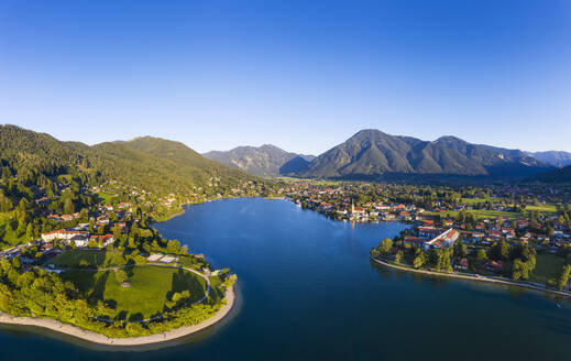 Deutschland, Bayern, Rottach-Egern, Luftbild von klarem Himmel über der Stadt am See - SIEF09391