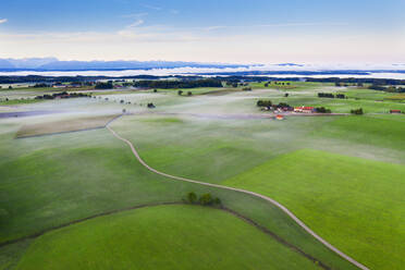 Deutschland, Bayern, Munsing, Luftaufnahme von Nebel, der über grüner Landschaft schwebt - SIEF09395