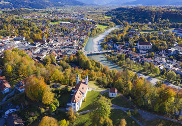 Deutschland, Bayern, Bad Tolz, Luftbild der Flussstadt im Herbst - SIEF09404