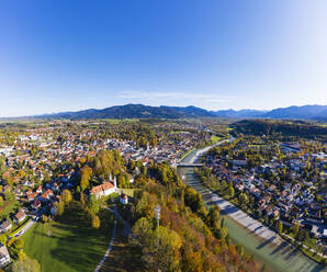 Deutschland, Bayern, Bad Tolz, Luftbild der Flussstadt im Herbst - SIEF09405