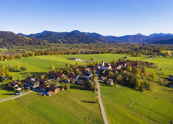Deutschland, Bayern, Wackersberg, Luftaufnahme eines ländlichen Dorfes im Herbst - SIEF09408