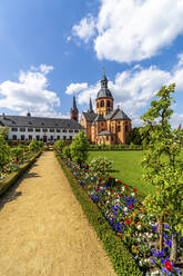 Deutschland, Hessen, Seligenstadt, Einhard-Basilika mit Klostergebäude und Garten - PUF01840