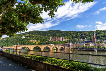 Deutschland, Baden-Württemberg, Heidelberg, Karl-Theodor-Brücke am Neckar - PUF01841