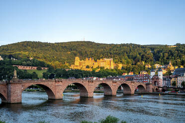 Deutschland, Baden-Württemberg, Heidelberg, Karl-Theodor-Brücke über den Neckar und Schloss - PUF01848