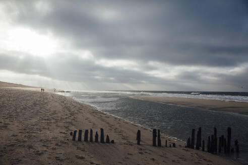 Deutschland, Schleswig-Holstein, Wolken über dem Sandstrand der Insel Sylt in der Abenddämmerung - ANHF00140