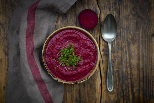 Schüssel veganer Borschtsch mit Kressebelag - LVF08515