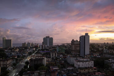 Kuba, Havanna, Luftaufnahme des Stadtzentrums bei Sonnenaufgang - ABAF02256