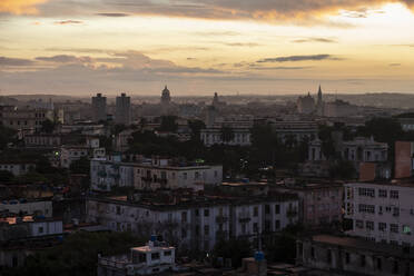 Kuba, Havanna, Luftaufnahme des Stadtzentrums bei Sonnenaufgang - ABAF02257