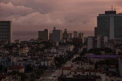 Kuba, Havanna, Luftaufnahme des Stadtzentrums in der Morgendämmerung - ABAF02258