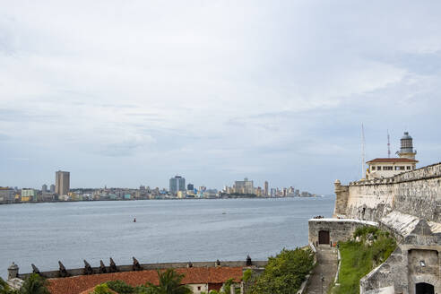 Kuba, Havanna, Uferpromenade von der Burg Morro aus gesehen - ABAF02268