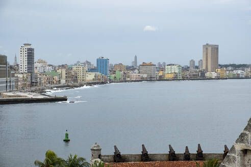 Kuba, Havanna, Uferpromenade von der Burg Morro aus gesehen - ABAF02269