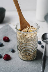 Holzlöffel im Glas mit Müsli - JMHMF00034