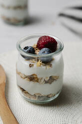 Kleines Glas Müsli mit Joghurt, Blaubeeren und Himbeeren - JMHMF00036